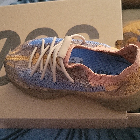 Yeezy sneakers - Picture 2 of 3